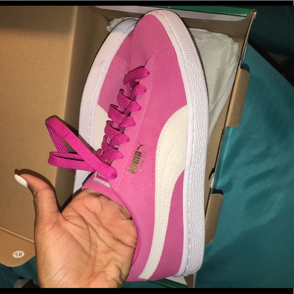 Suede pumas